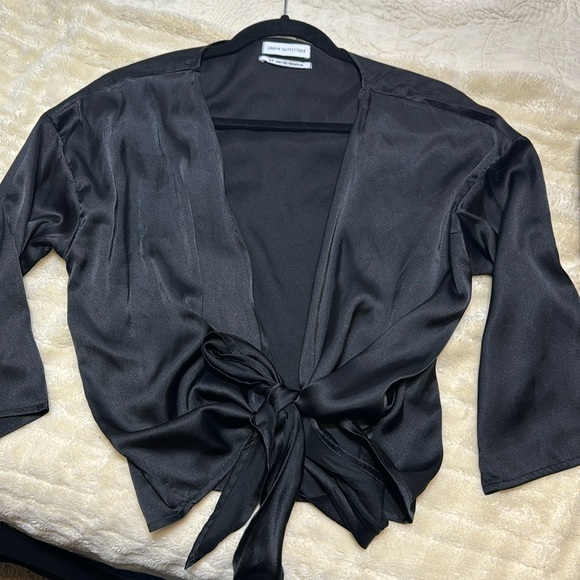 Urban Outfitters front tie crop top - Picture 3 of 11